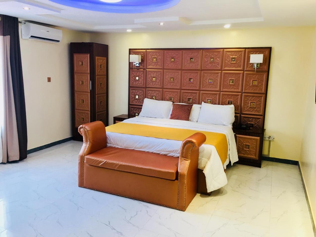 Double M Exquisite Suites And Lounge Lekki Ogombo Экстерьер фото