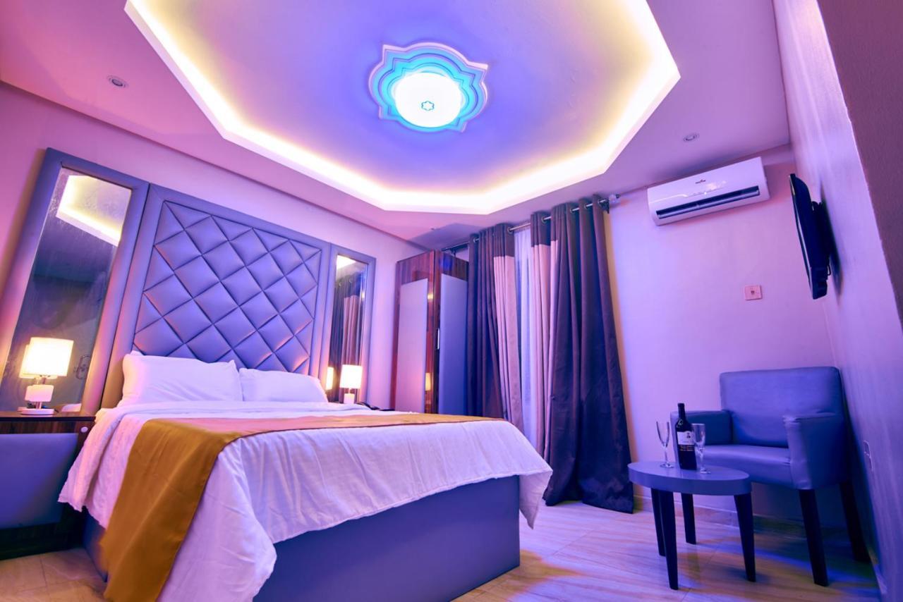 Double M Exquisite Suites And Lounge Lekki Ogombo Экстерьер фото